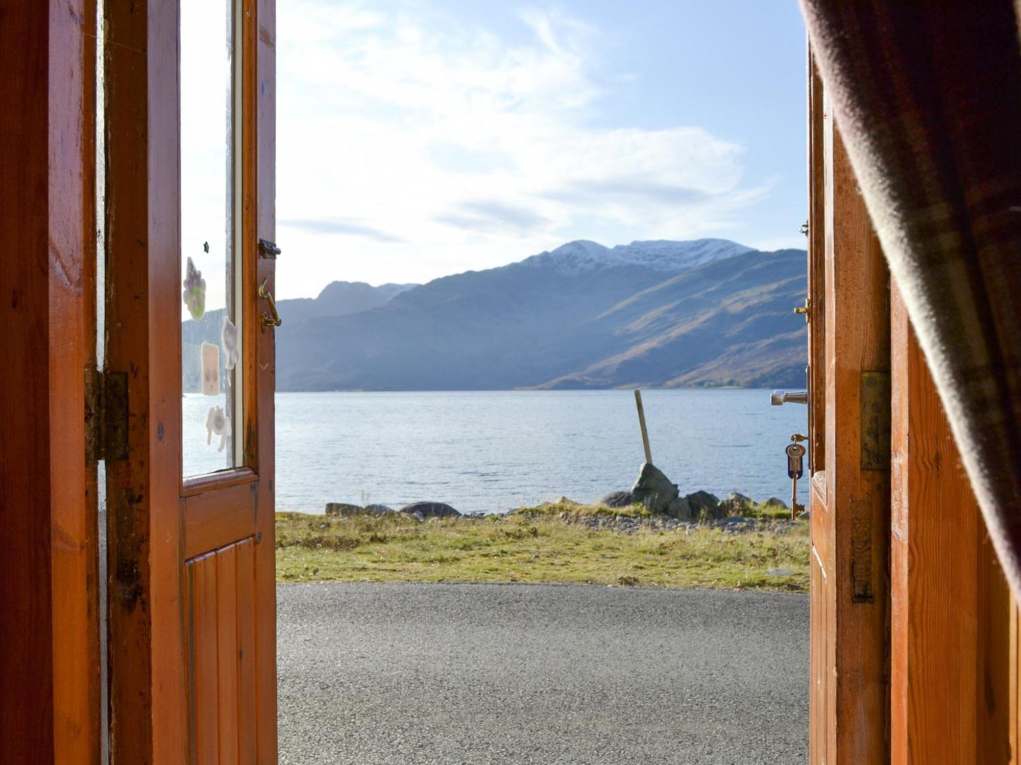 Shore Cottage Arnisdale Exteriör bild